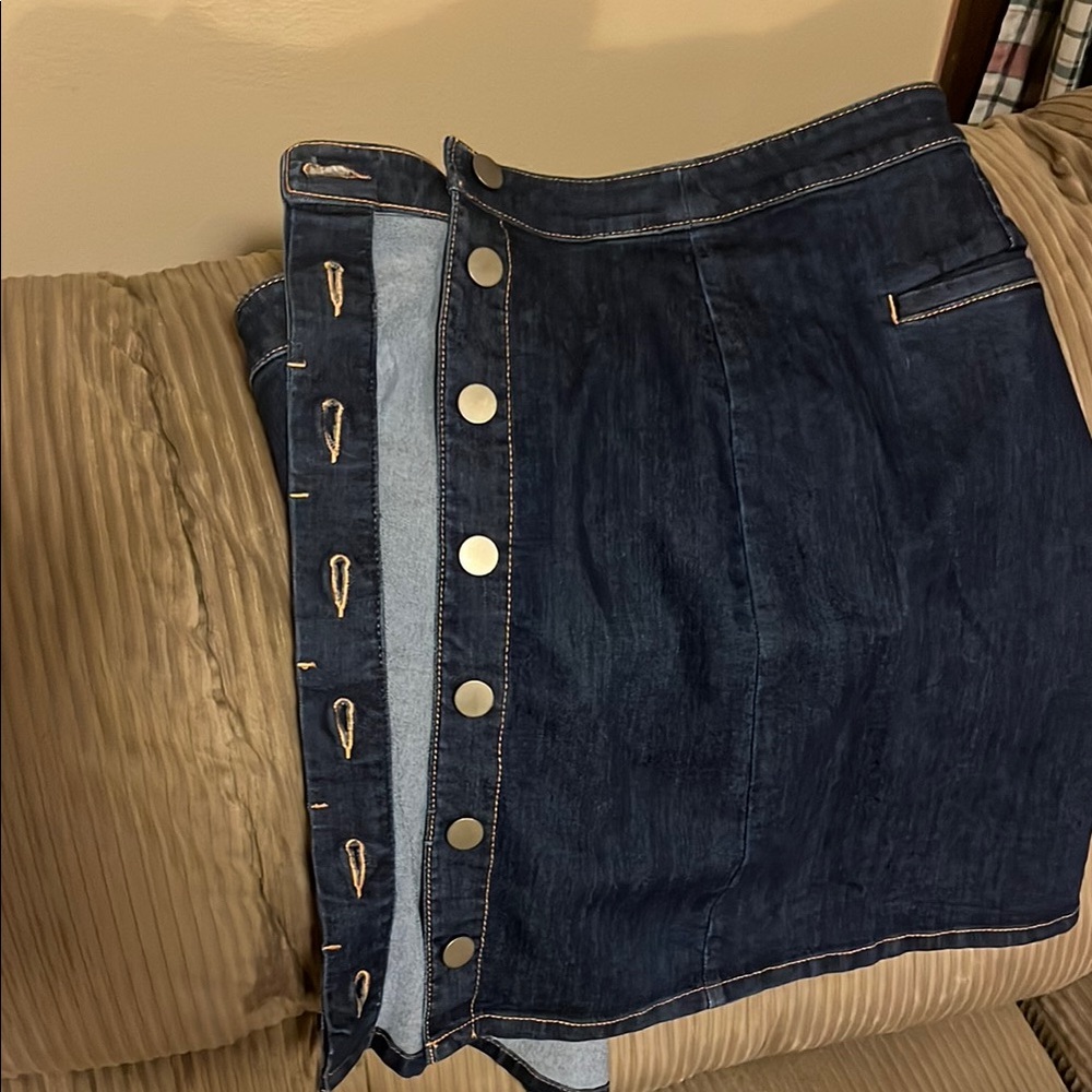 Women's Denim Skirt - Picture 4 of 4
